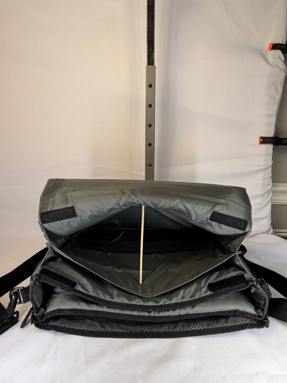 Belkin NE-07 Notebook Laptop Carrying Case Messenger Bag Black Gray Handle